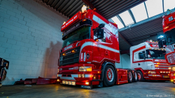 20251019-Tom-Holding-00120